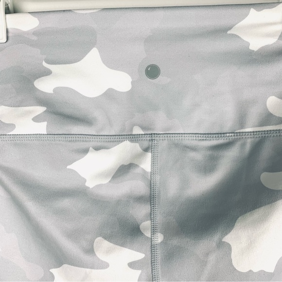 Yogalicious Lux Women’s Small Leggings Gray Camo Capri Pull On Yoga Gym Sports - Picture 9 of 9